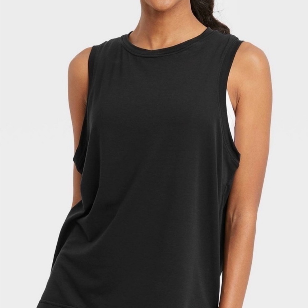 Black Sleeveless Women's Active Top